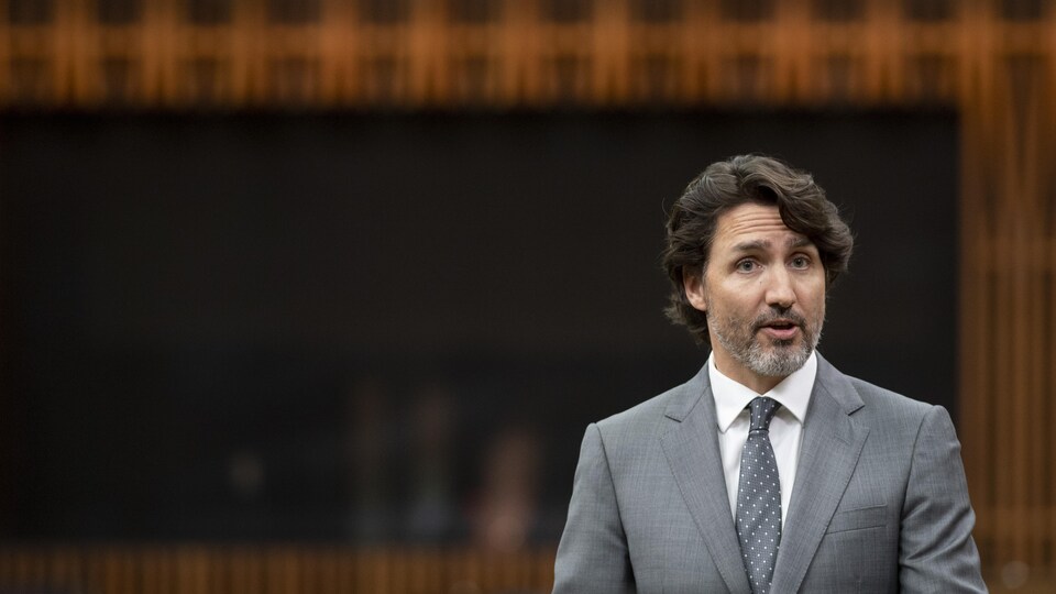 Justin Trudeau parle debout à la Chambre des communes.