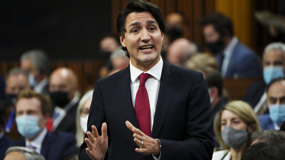Justin Trudeau est debout en train de parler aux Communes.