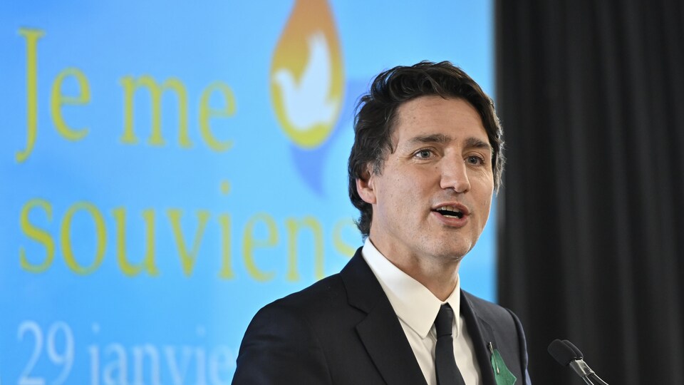 Le premier ministre parle lors des commémorations de la tuerie de la grande mosquée de Québec.