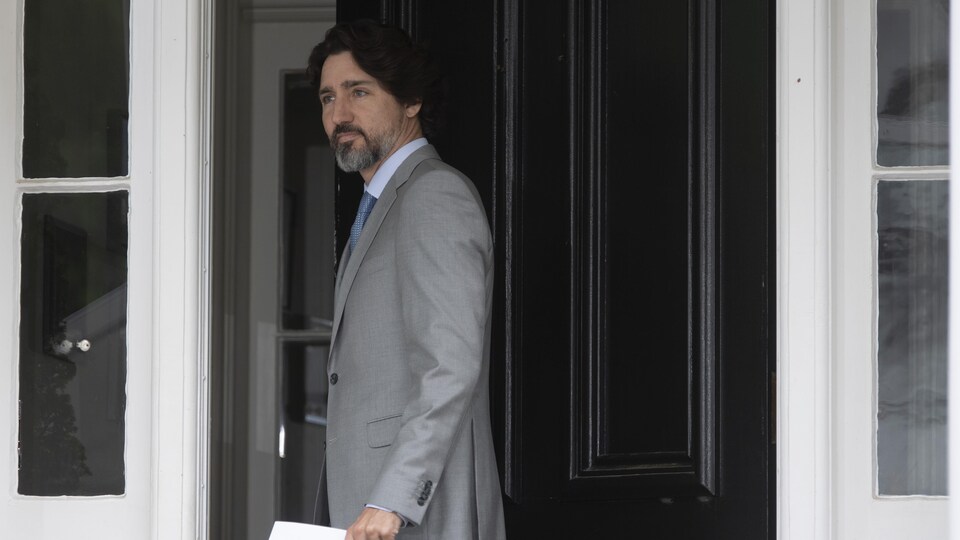 Le premier ministre Justin Trudeau ferme la porte de sa résidence.