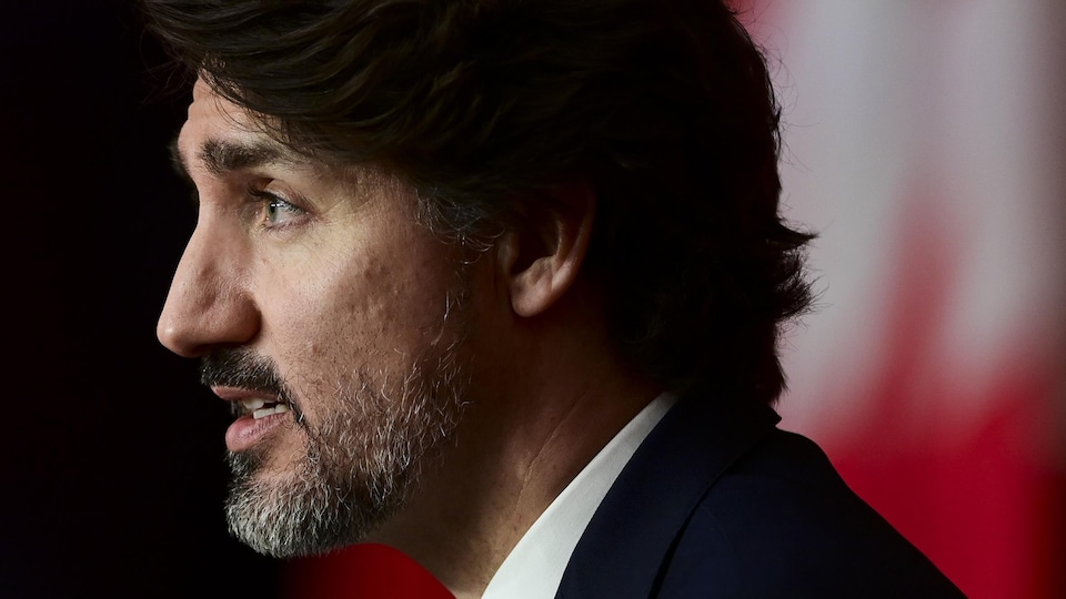 Gros plan de Justin Trudeau, de profil.