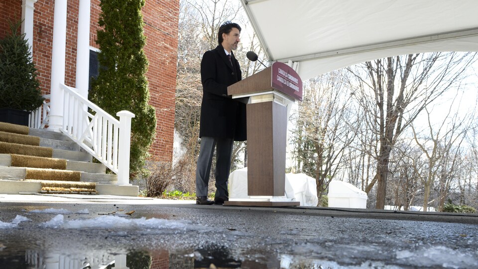 Vue du premier ministre Justin Trudeau donnant une conférence de presse.