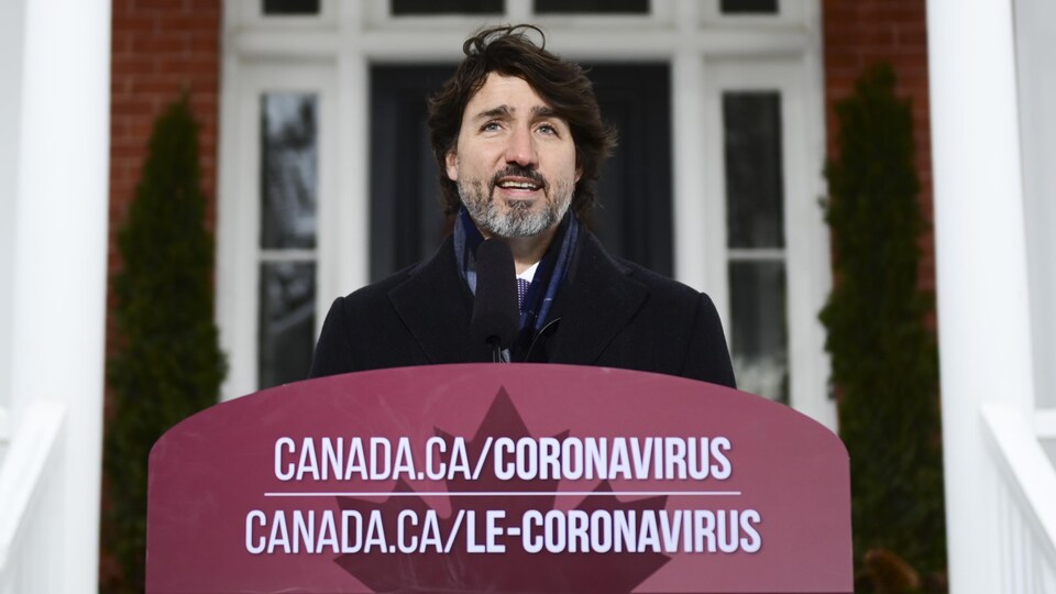 Le premier ministre Justin Trudeau debout derrière son lutrin lors de son point de presse, le mardi 2 février 2021.