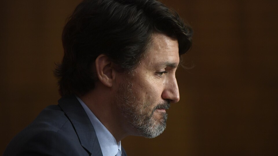 Justin Trudeau assis et de profil.