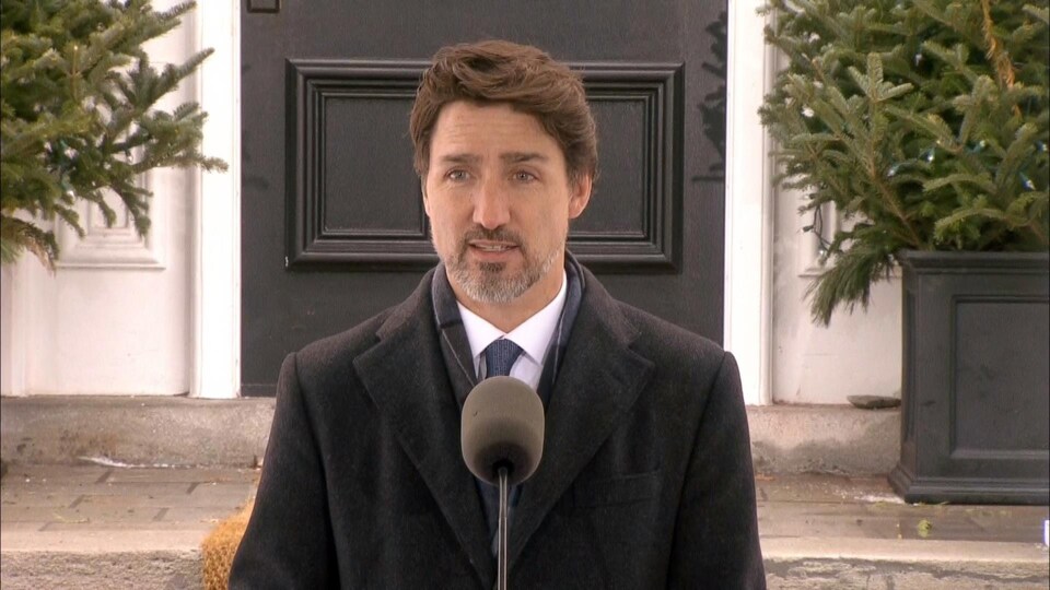 Justin Trudeau lors d'un point de presse devant sa résidence officielle.