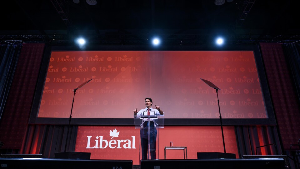 Justin Trudeau prononce un discours. 