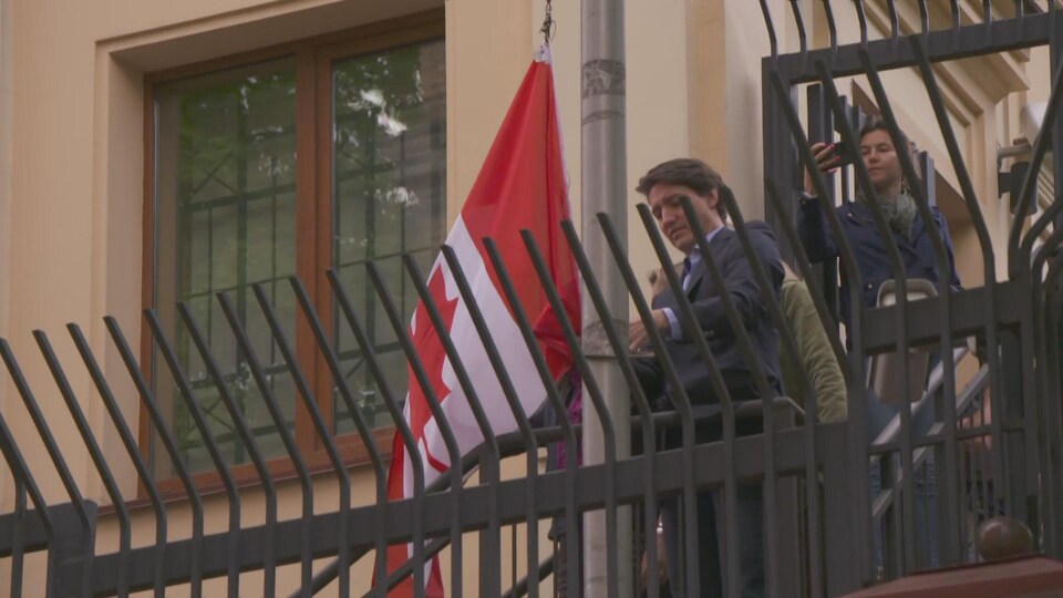 Le premier ministre Justin Trudeau sur la terrasse de l'ambassade du Canada à Kiev.
