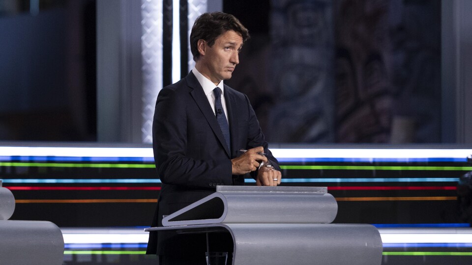 Justin Trudeau derrière son lutrin au débat des chefs.