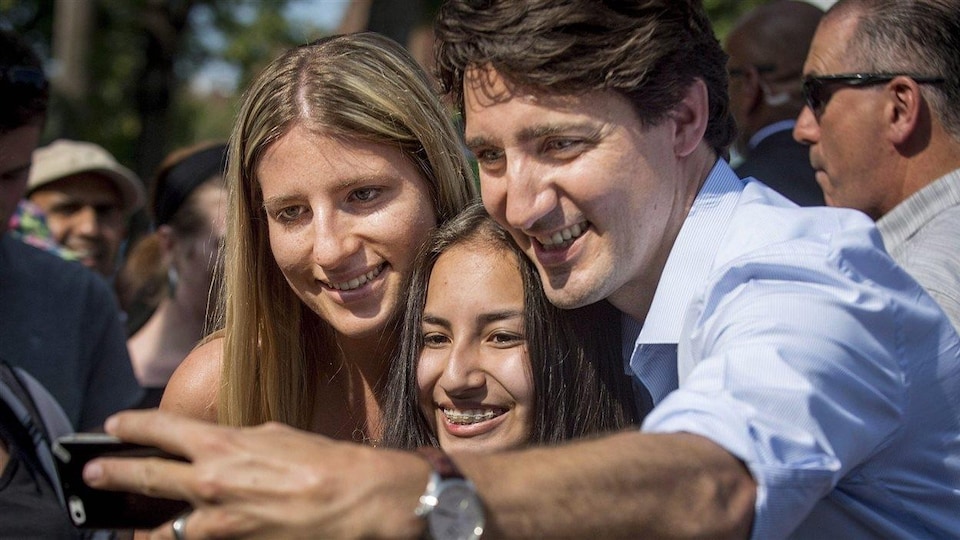 Justin Trudeau profite d'un bain de foule pour prendre une photo avec des jeunes.