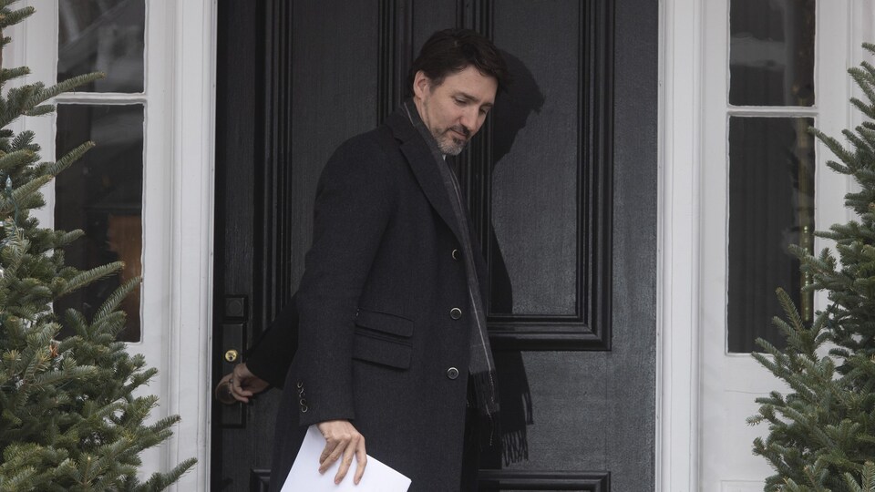 Justin Trudeau sortant de chez lui.