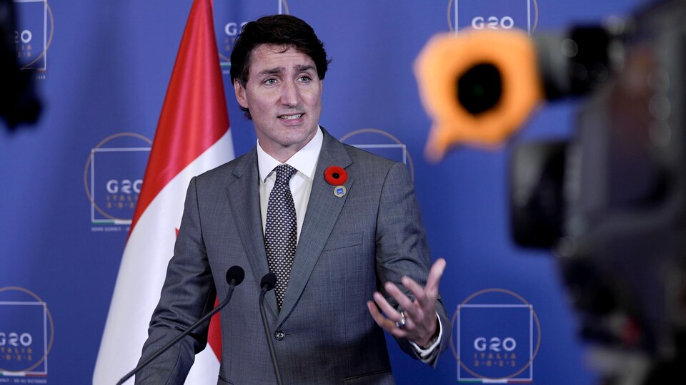 Justin Trudeau s'adresse aux journalistes.