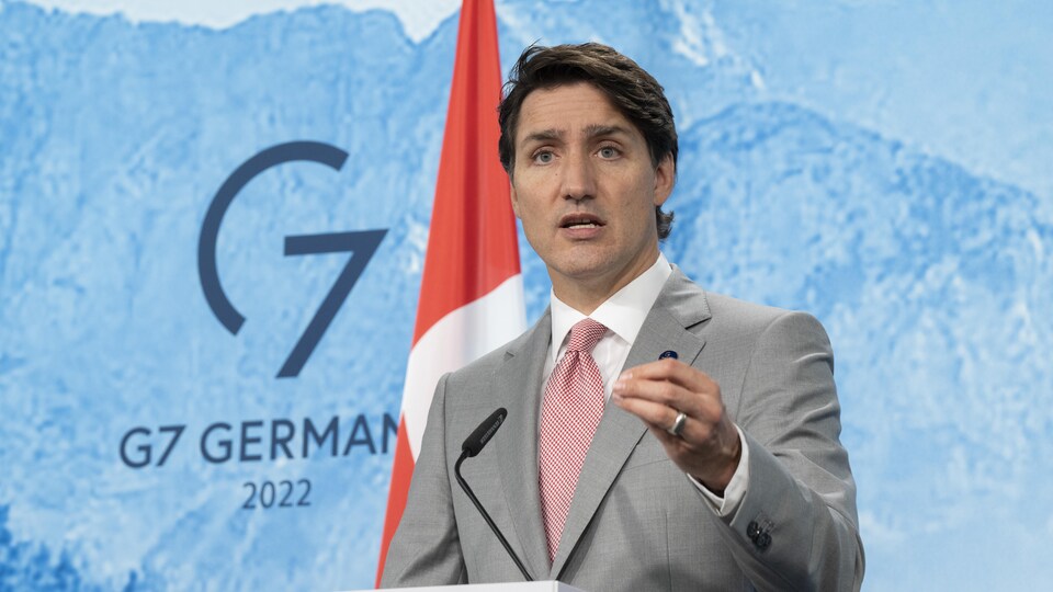 Justin Trudeau, devant un lutrin.
