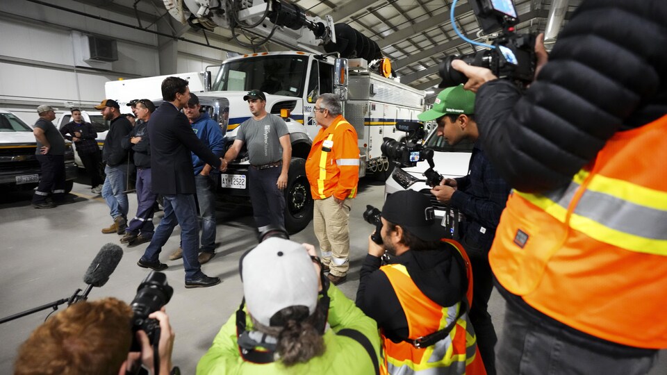 Justin Trudeau serre la main d'un travailleur.