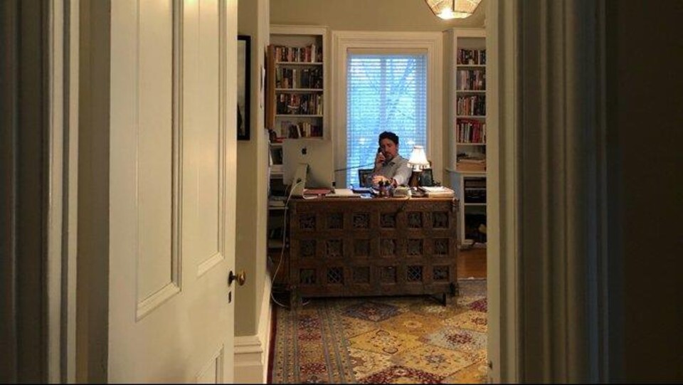 Justin Trudeau assis derrière un bureau.