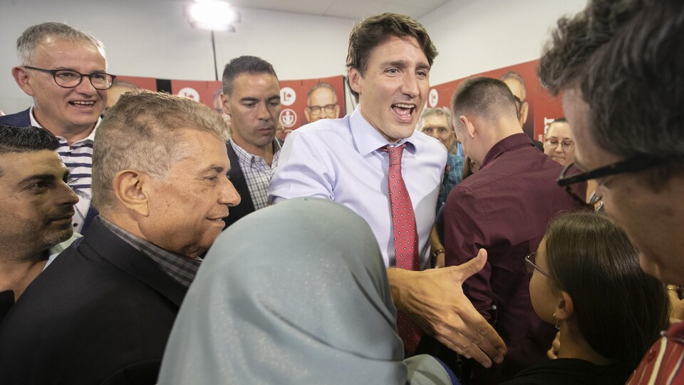 Le chef du Parti libéral du Canada, Justin Trudeau, serre les mains des citoyens réunis au bureau de campagne de Réjean Hébert, candidat dans Longueuil–Saint-Hubert.