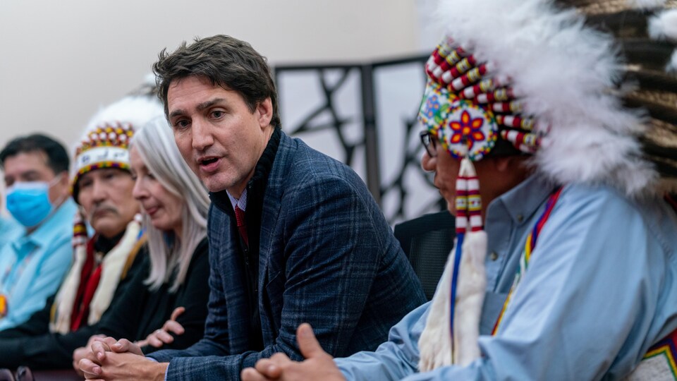 Le premier ministre du Canada, Justin Trudeau, s'adresse aux leaders autochtones de la Nation crie James Smith, en Saskatchewan, lors d'une visite dans la Première Nation le 28 novembre 2022.