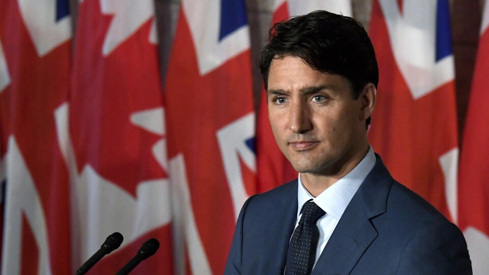 Le premier ministre canadien Justin Trudeau se tient devant les médias, lors d'une conférence de presse.