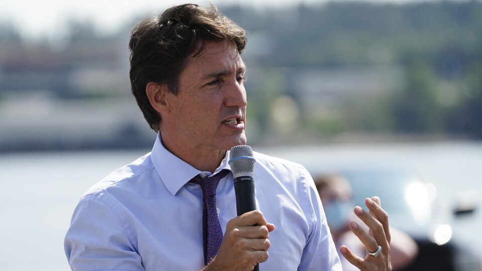 Justin Trudeau parle avec intensité.