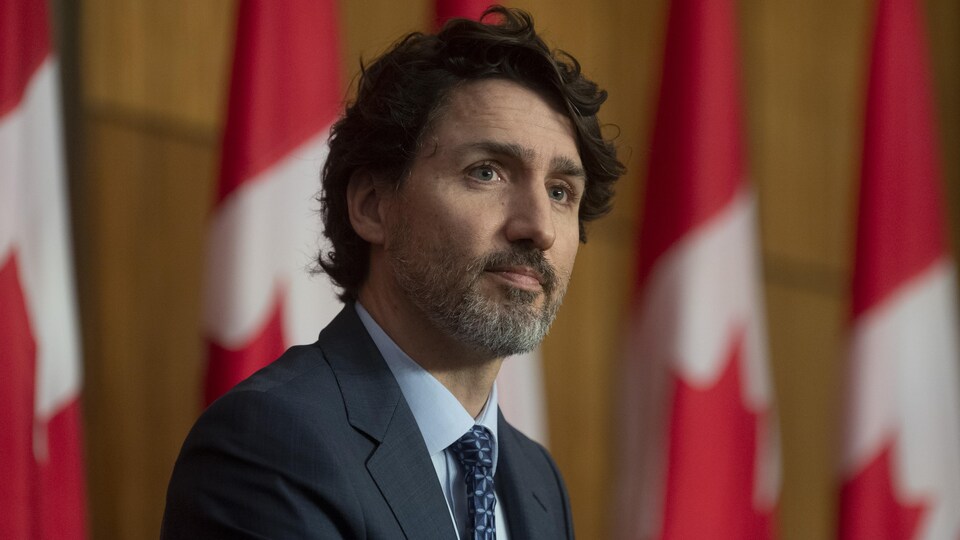 Justin Trudeau écoute la question d'un journaliste pendant le point de presse. 
