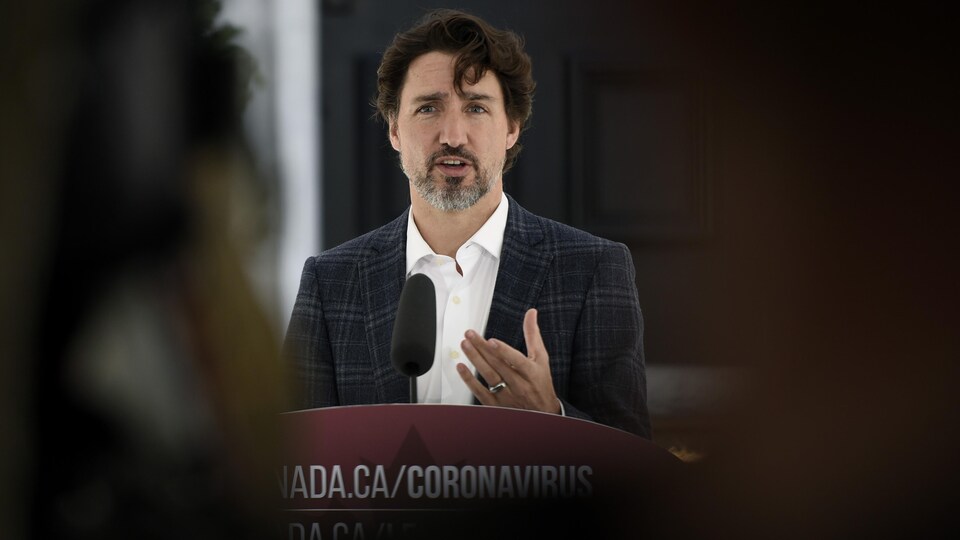 Justin Trudeau devant sa résidence en gros plan.