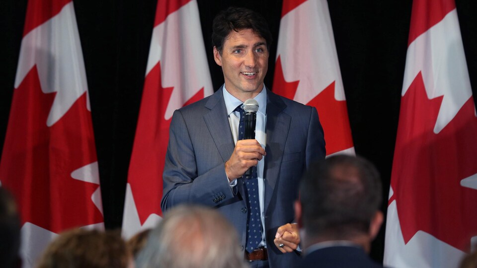 Justin Trudeau parle devant une foule.