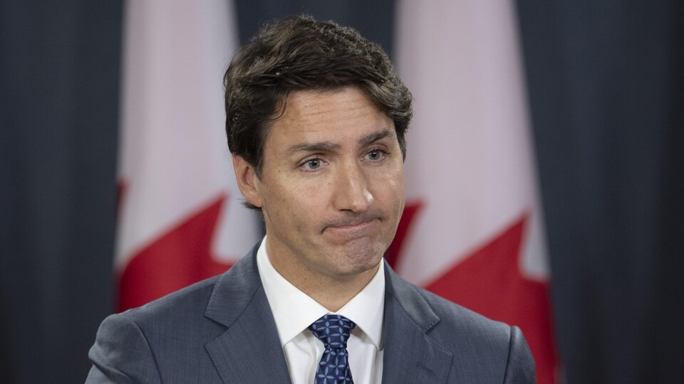 Plan rapproché de Justin Trudeau en conférence de presse.