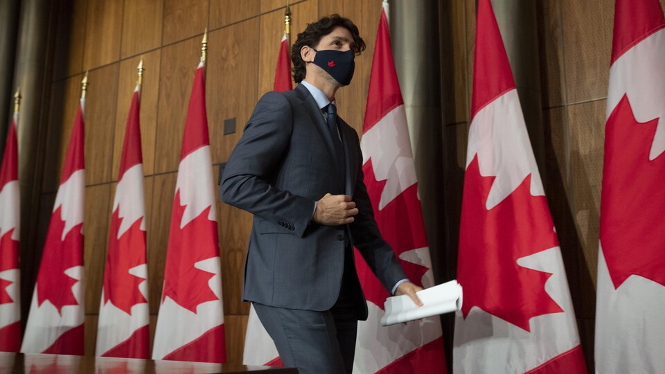 Le premier ministre Justin Trudeau quitte la salle où il a donné sa conférence de presse.