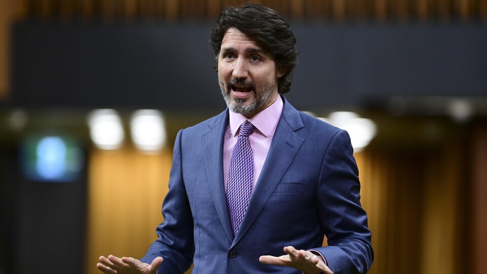 Justin Trudeau, debout au Parlement.