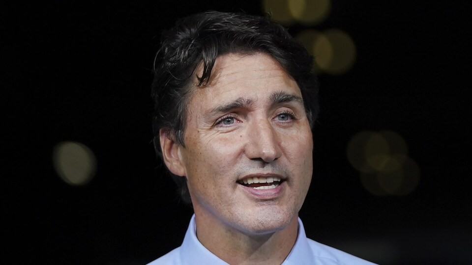 Portrait de Justin Trudeau souriant.