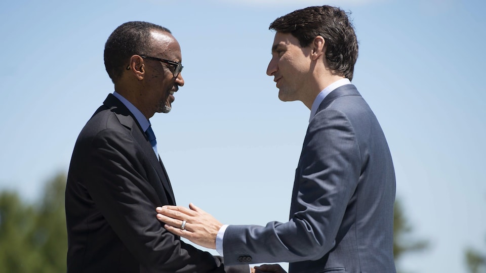 Justin Trudeau serre la main du président rwandais Paul Kagame