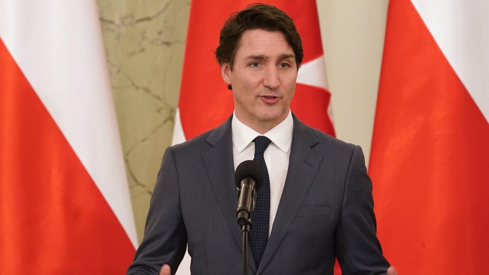 Justin Trudeau s'adresse aux médias.