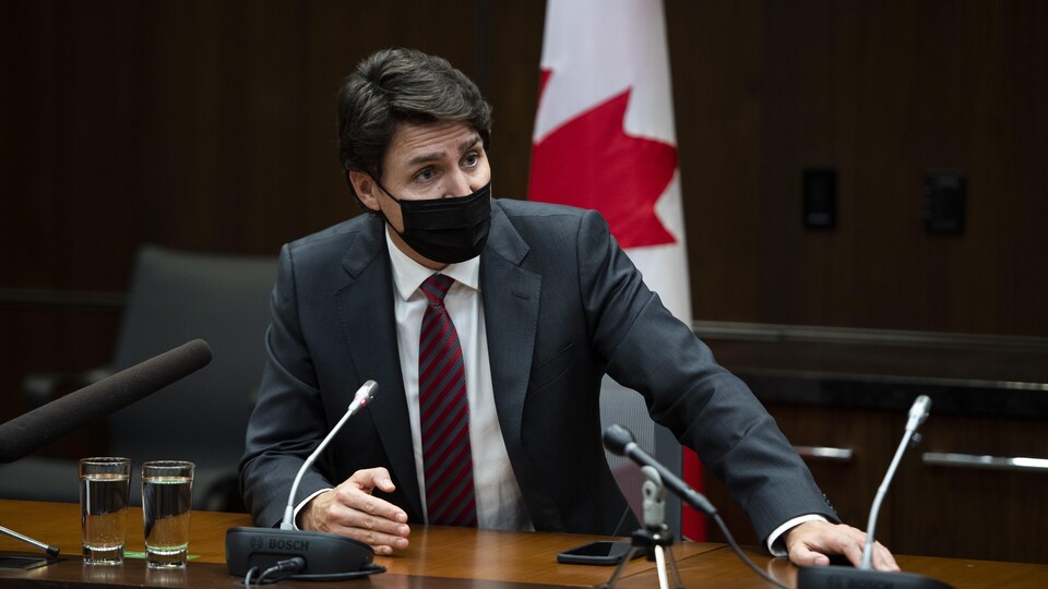 Justin Trudeau accorde une entrevue de fin d'année dans un bureau à Ottawa.