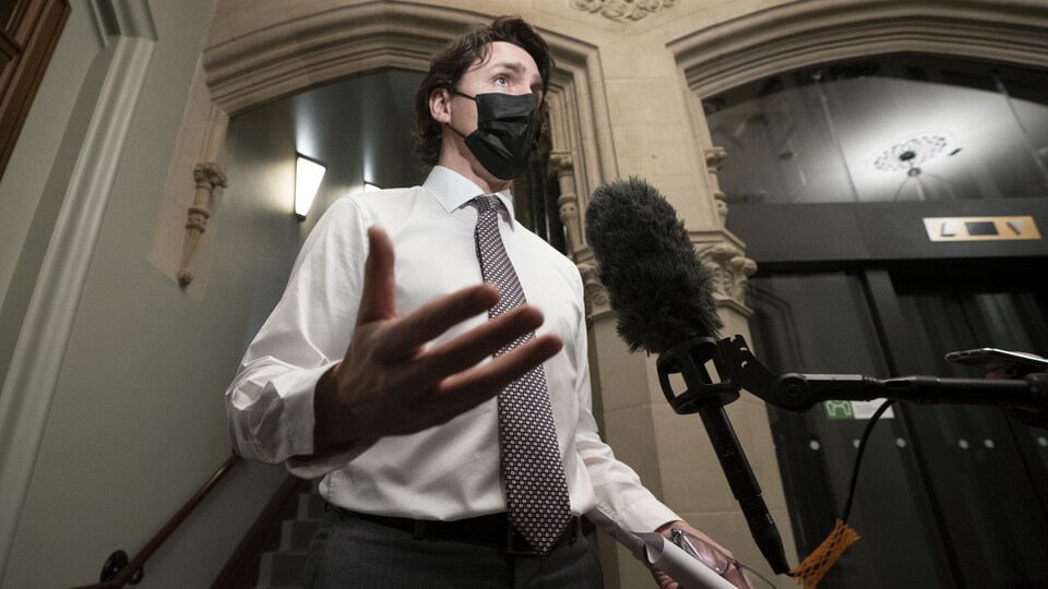 Le premier ministre Justin Trudeau s'adresse à des journalistes avant de se rendre à une réunion du caucus mercredi.