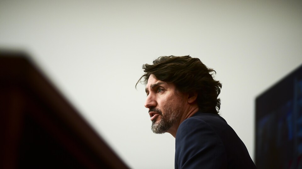 Le premier ministre répond à une question.