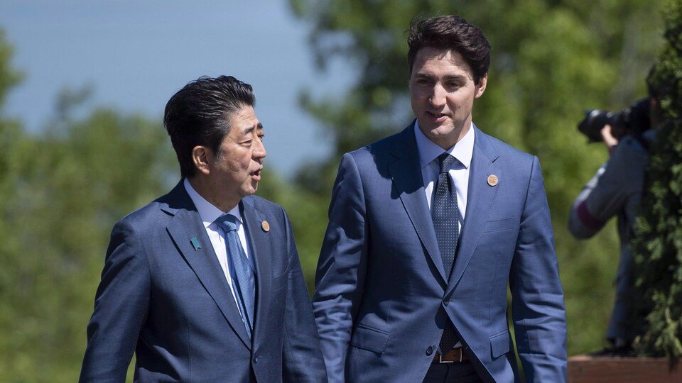 Les premiers ministres Shinzo Abe et Justin Trudeau
