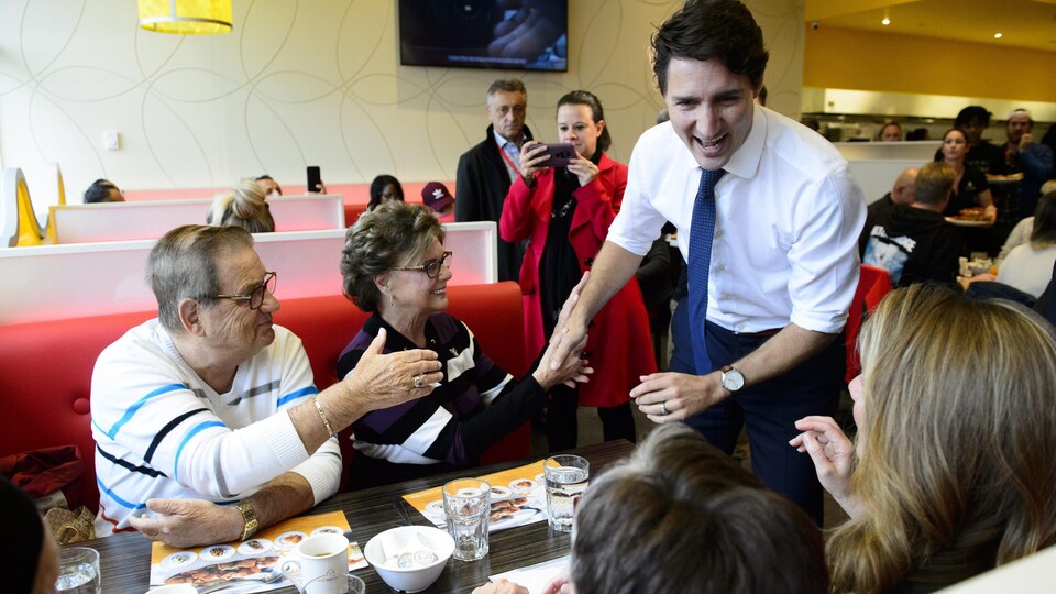 Justin Trudeau rencontre des gens dans un restaurant.