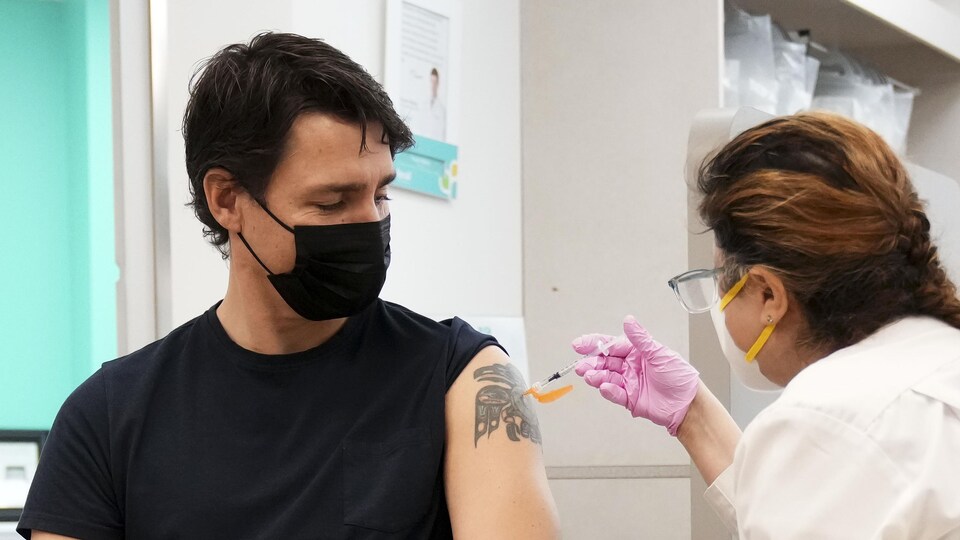 Justin Trudeau reçoit un vaccin.