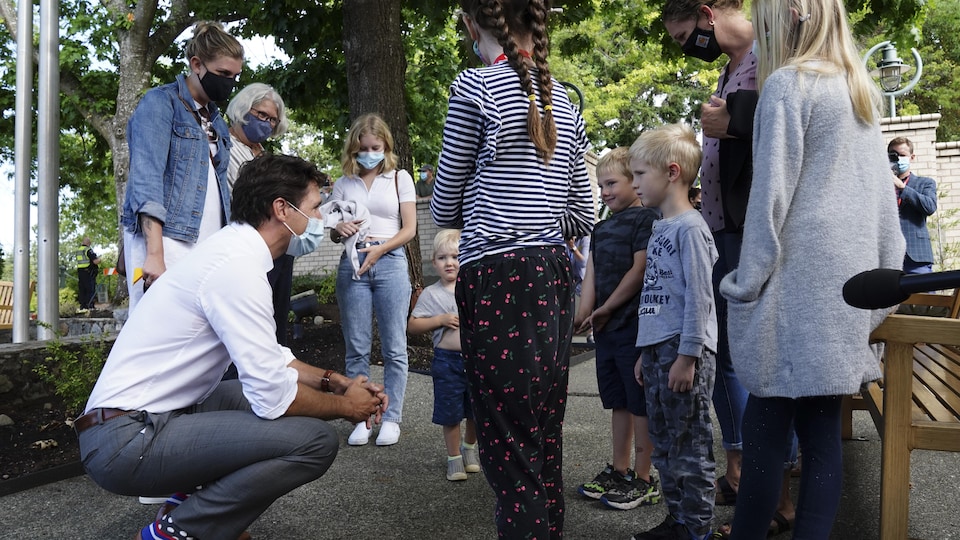 Justin Trudeau parle à des enfants et leurs familles.