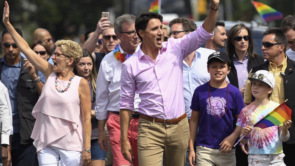 M. Trudeau et Mme Wynne envoient la main à la foule.