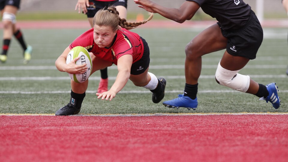 La joueuse de rugby Justine Pelletier sur le terrain.