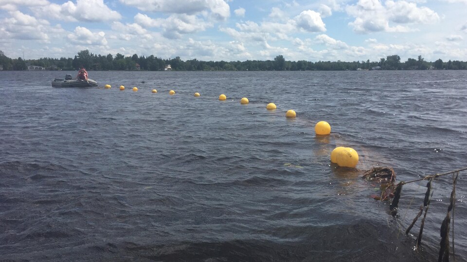 Bouées, personnes dans un bateau sur le lac à la Tortue