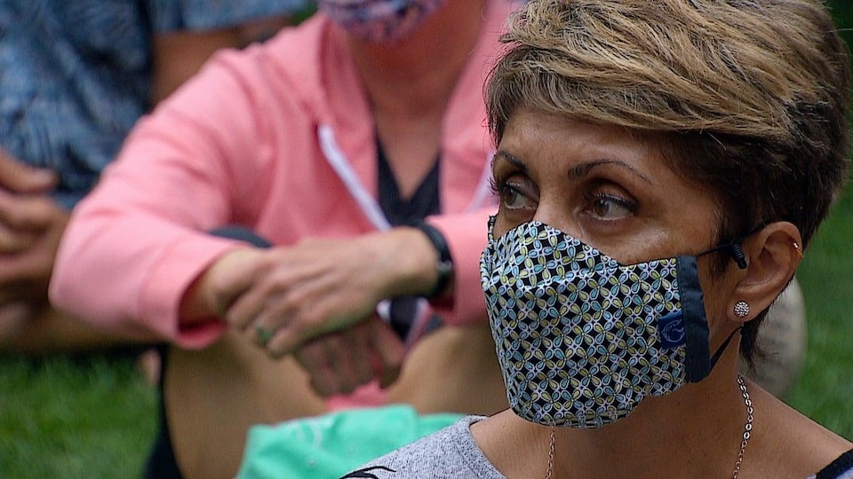 Jyoti Gondek porte un masque.