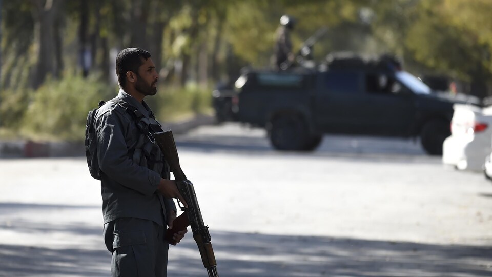 Un membre des services de sécurité en faction devant l’université de Kaboul.