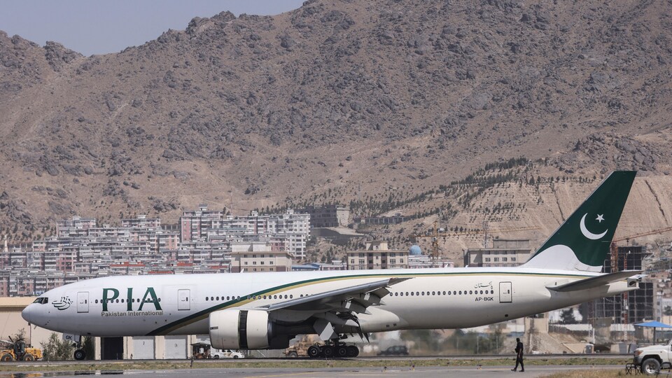 Un avion de la compagnie PIA sur le tarmac de l'aéroport de Kaboul
