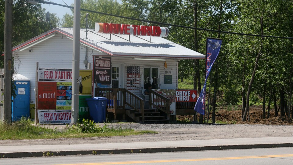 Un kiosque de vente de cigarettes à Kahnawake, sur la Rive-Sud de Montréal.
