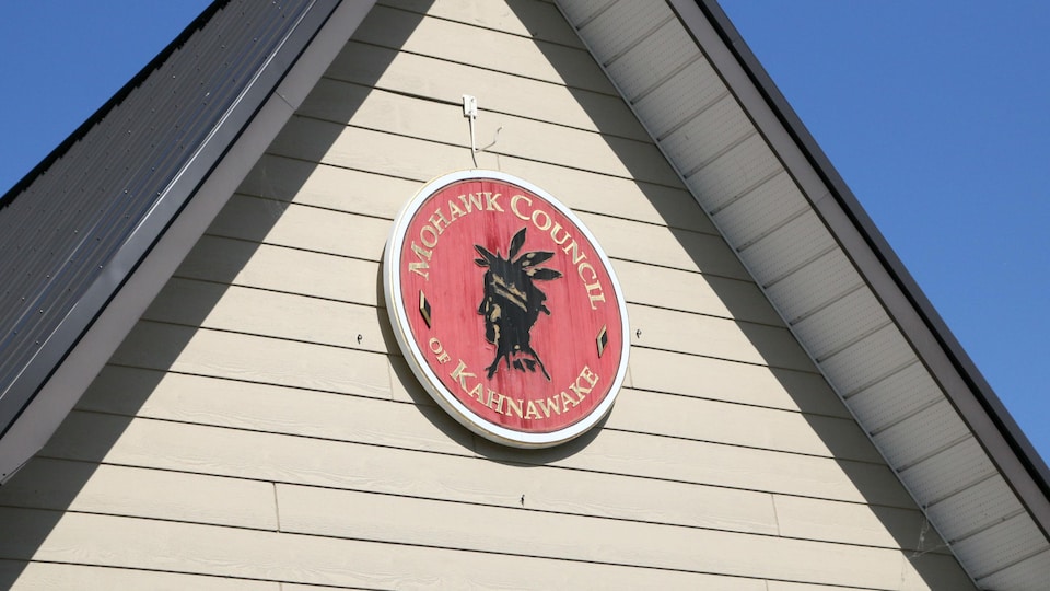 Le logo du Conseil des Mohawks de Kahnawake, tel qu'il apparaît sur le bâtiment abritant la salle du Conseil.