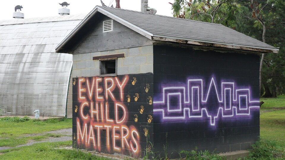 Une petite maisonnette sur laquelle est peint "Every child matters" et le logo des Six Nations.