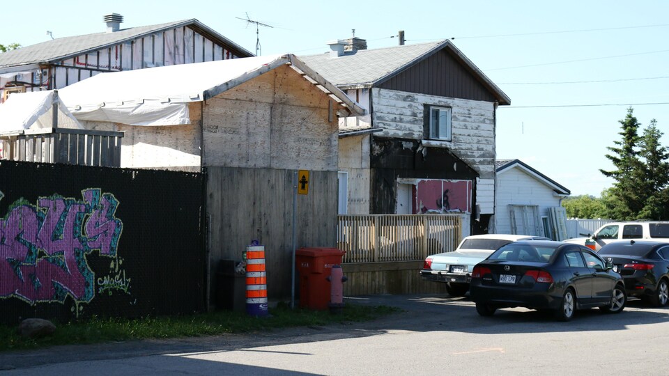 Des bâtiments résidentiels en mauvais état se font voir par endroit sur le territoire de la communauté mohawk de Kahnawake, au sud de Montréal.