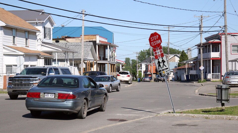 L'intersection des rues Church Road et River Road, dans la communauté mohawk de Kahnawake, au sud de Montréal.