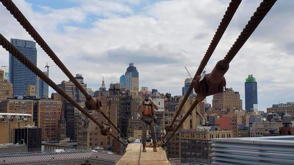 Hogan Gilbert, un monteur d'acier de Kahnawake, travaille comme plusieurs autres Kanien'kehá:ka dans la construction de bâtiments à New York.